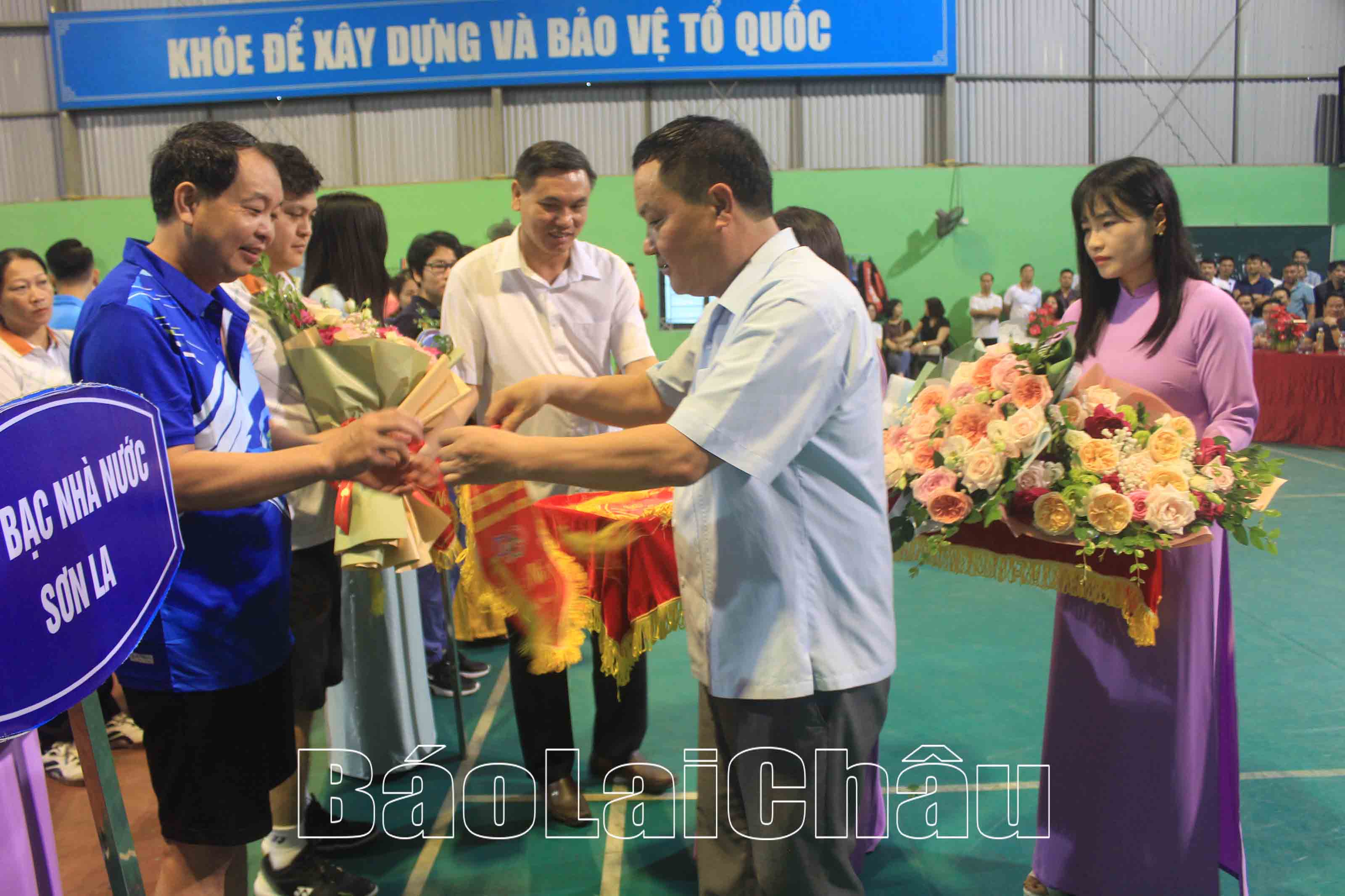 Đồng chí giàng A Tính - Uỷ viên BTV Tỉnh ủy, Phó Chủ tịch UBND tỉnh tặng hoa, cờ lưu niệm cho các đoàn về tham dự giải.